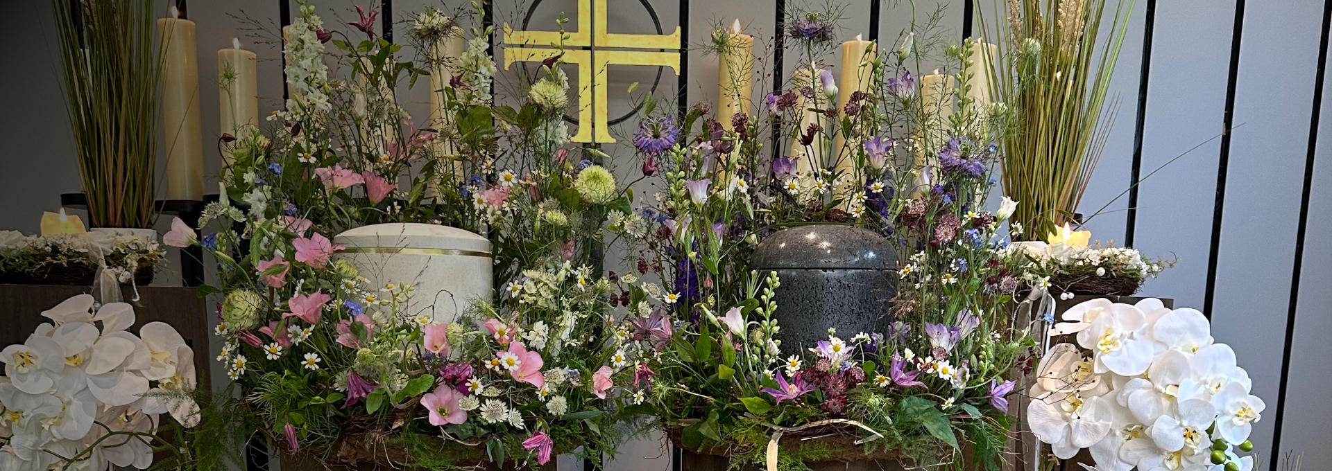 Eine stilvolle Trauerfloristik kann für einen würdevollen Abschied sorgen und den Angehörigen dabei Trost spenden.